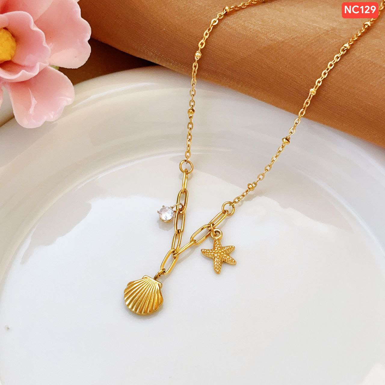 Alternative view of Oyster Star necklace