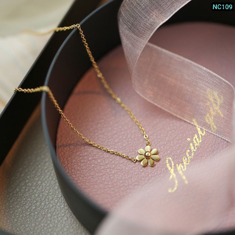 Alternative view of 18k gold plated 1 Flower simple Chain NC03